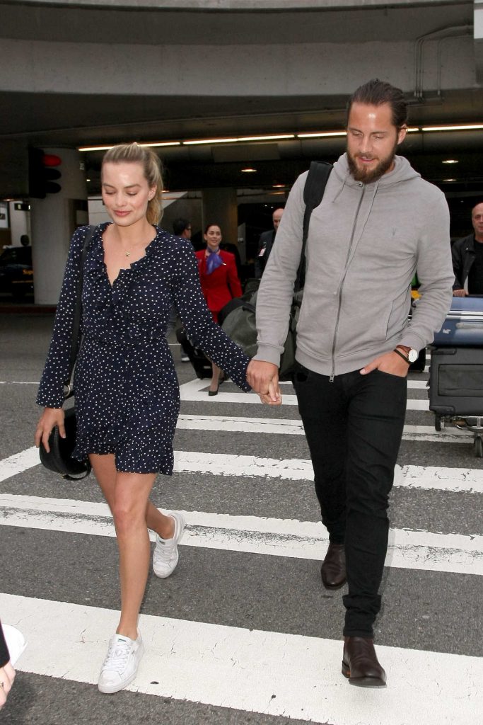 Margot Robbie Arrives at LAX Airport in LA With Tom Ackerley 01/02/2017-3