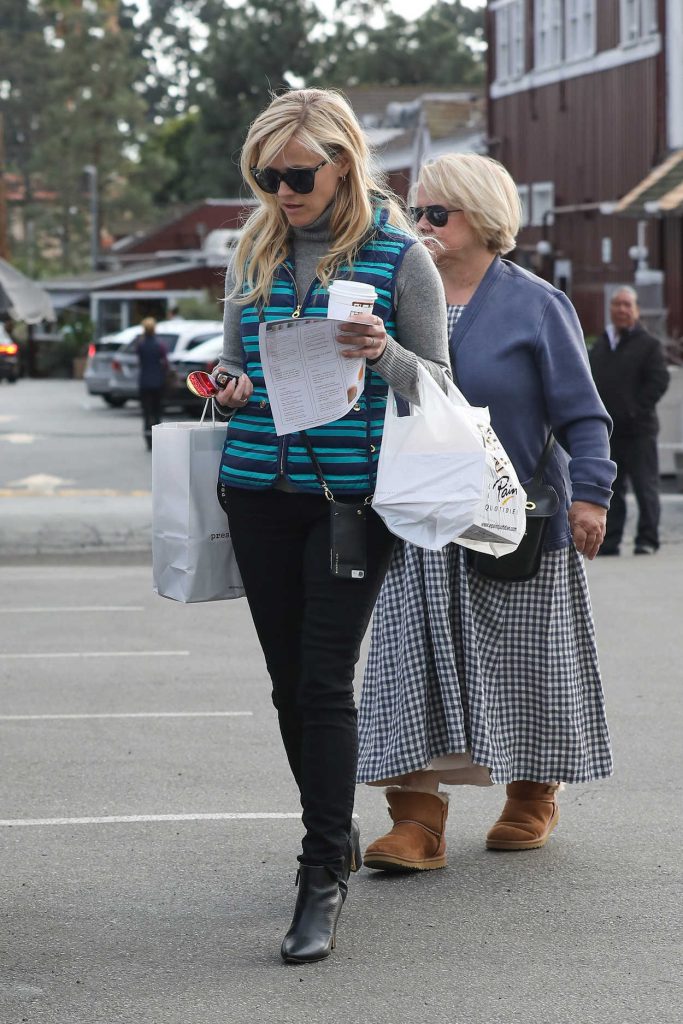 Reese Witherspoon Was Seen Out With Her Mother in West Hollywood 01/16/2017-2