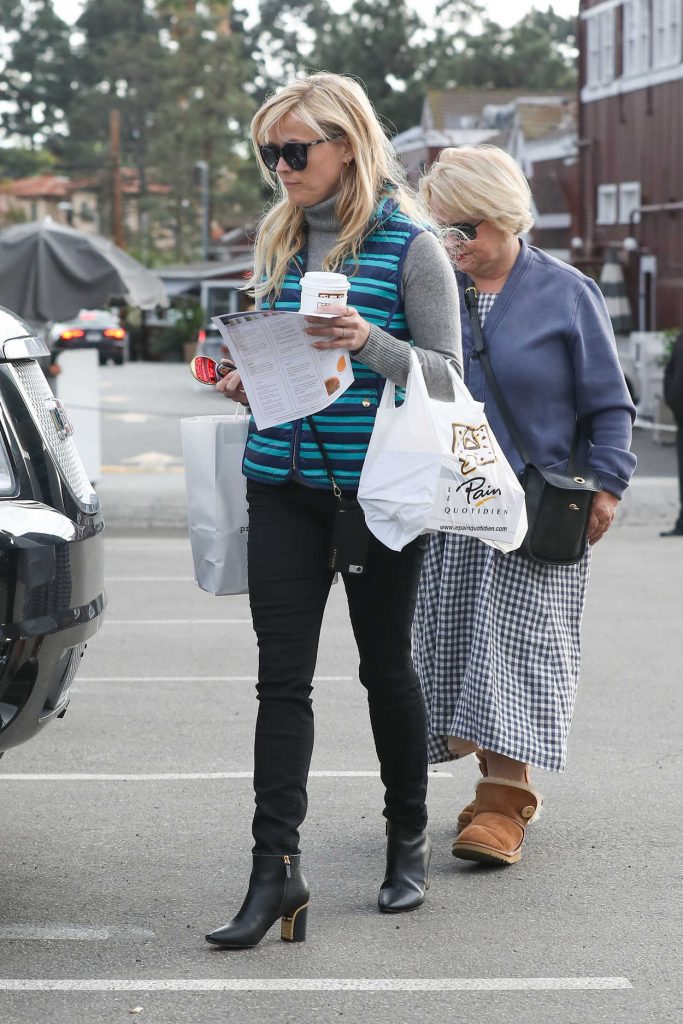 Reese Witherspoon Was Seen Out With Her Mother in West Hollywood 01/16/2017-3