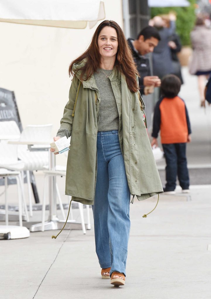 Robin Tunney Shops for Natura Bisse Cosmetic Cream in Beverly Hills 01/04/2017-2