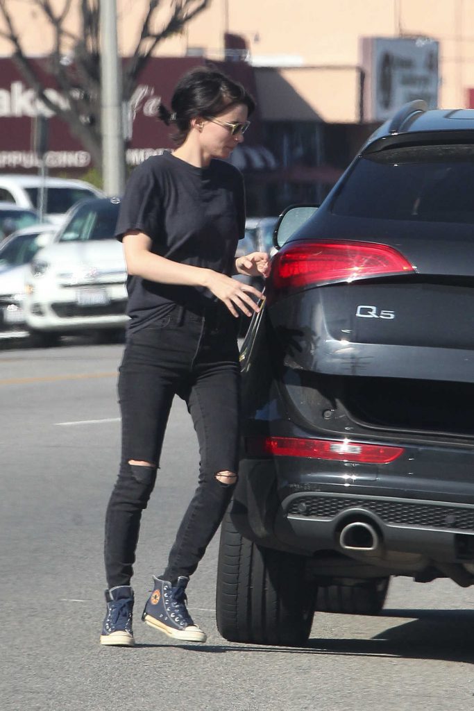 Rooney Mara Goes Shopping at Bed Bath and Beyond in LA 01/16/2017-5