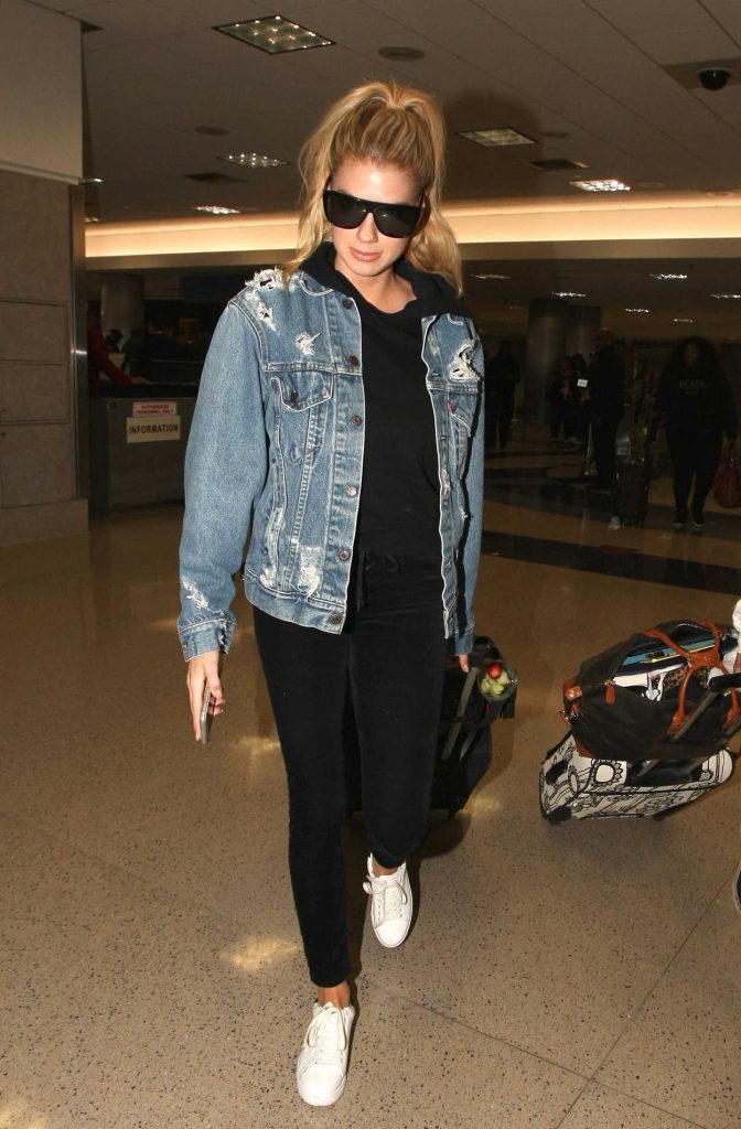 Charlotte McKinney Was Seen at LAX Airport in LA 02/20/2017-1
