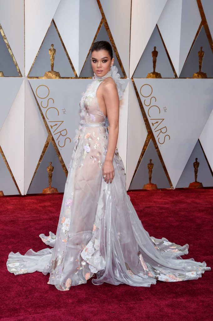Hailee Steinfeld at the the 89th Annual Academy Awards in Hollywood 02/26/2017-3