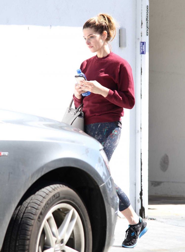 Ashley Greene Without Make-Up Leaves the Gym in LA 03/27/2017-5