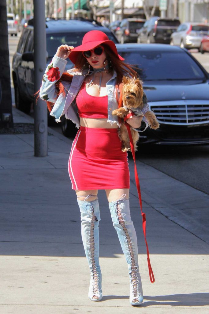 Phoebe Price Was Seen With Her Dog Out in Beverly Hills 03/29/2017-3