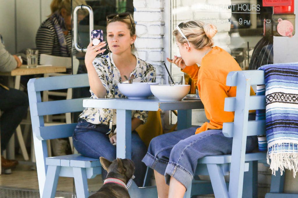 Reese Witherspoon Out for a Lunch in Santa Monica 03/07/2017-5