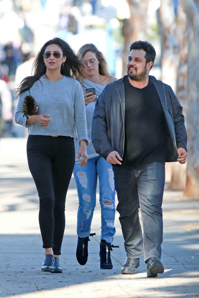 Shay Mitchell Was Seen With Friends Out in Los Angeles 03/05/2017-5