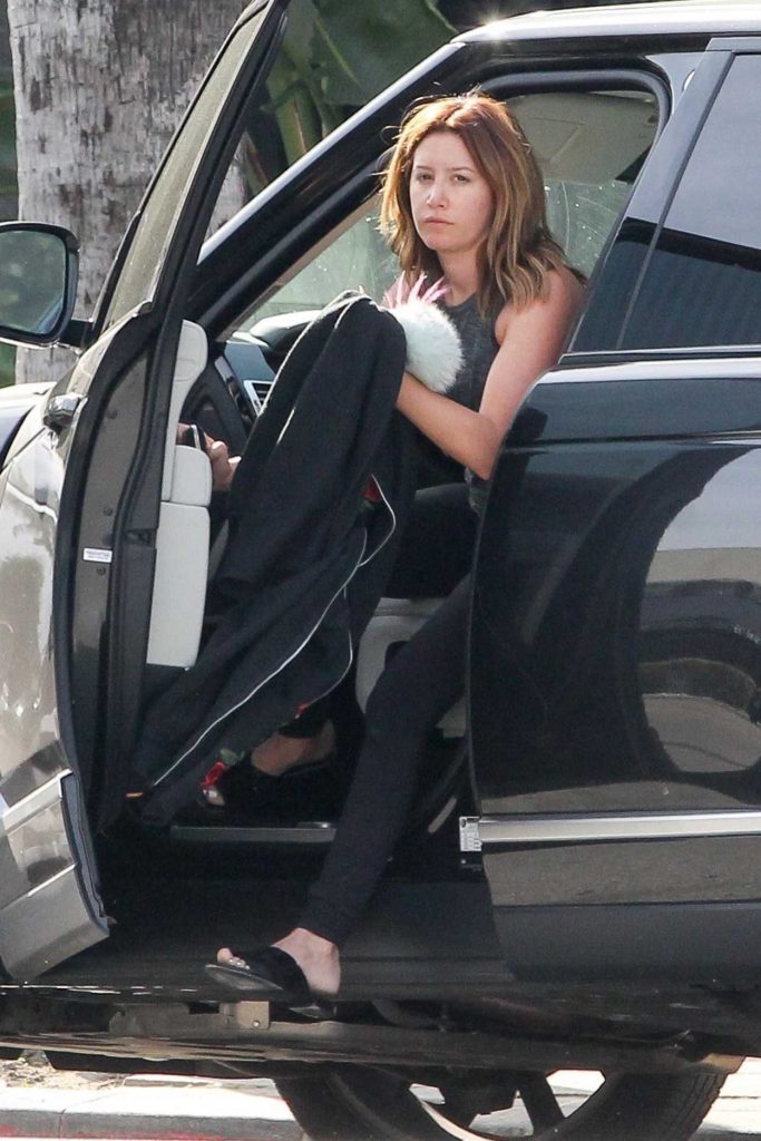 Ashley Tisdale Was Seen Makeup Free Out in LA 04/05/2017-1