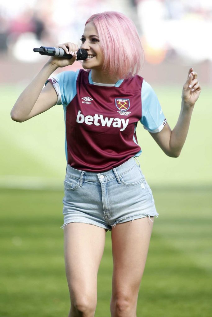 Pixie Lott Performs at Half Time in West Ham vs Everton Football Match in London 04/22/2017-2