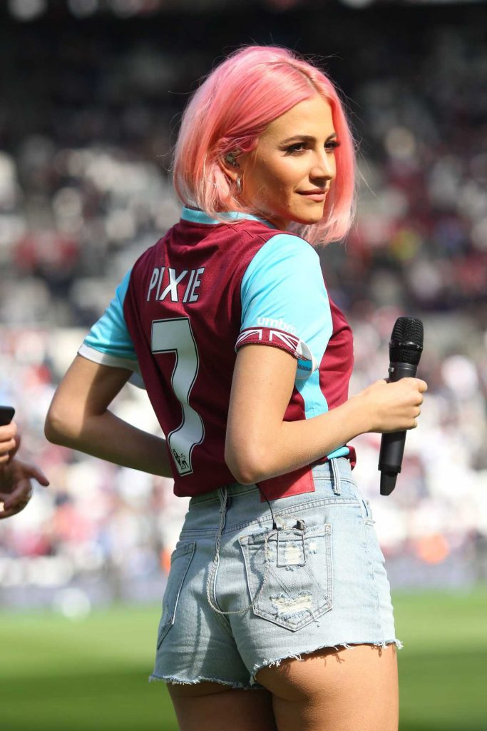 Pixie Lott Performs at Half Time in West Ham vs Everton Football Match in London 04/22/2017-5