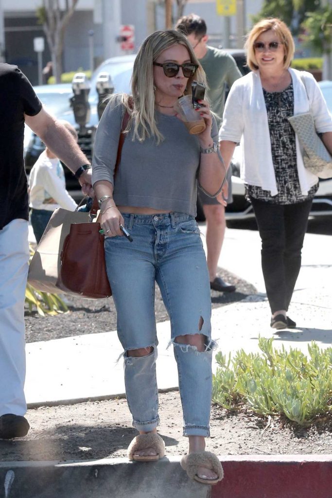 Hilary Duff Grabs a Lunch in Los Angeles 05/27/2017-1