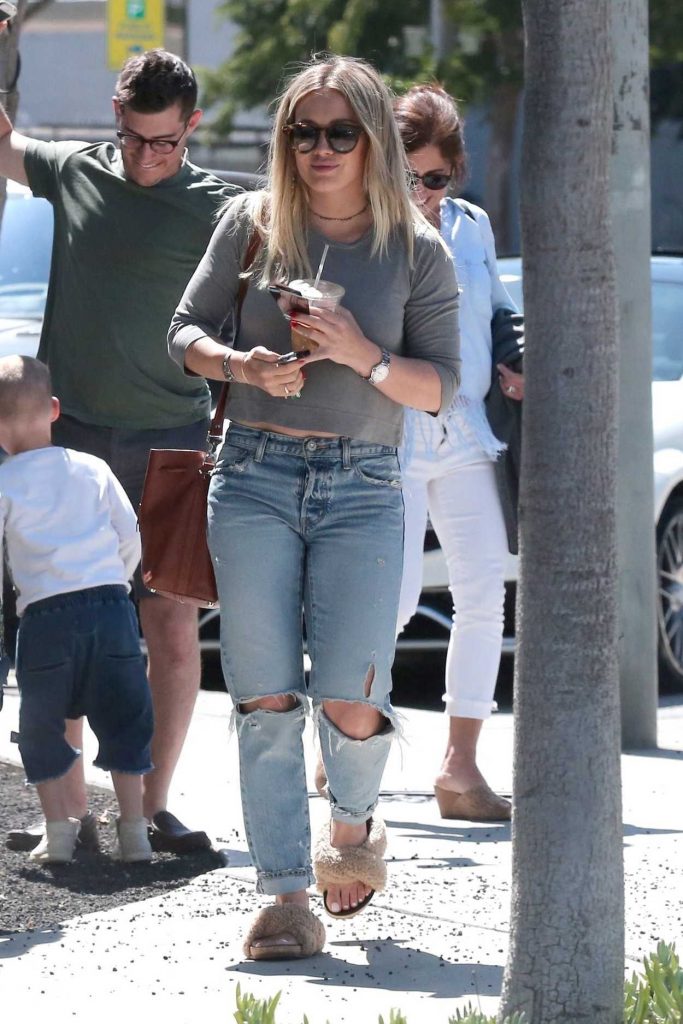 Hilary Duff Grabs a Lunch in Los Angeles 05/27/2017-3