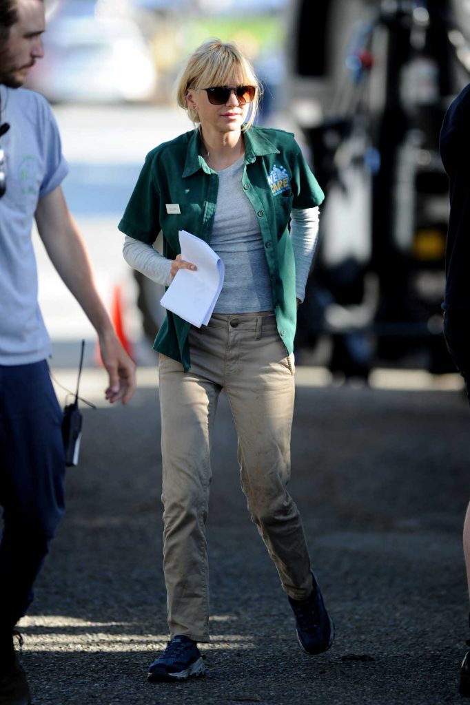 Anna Faris Arrives on the Overboard Set in Canada 06/10/2017-1