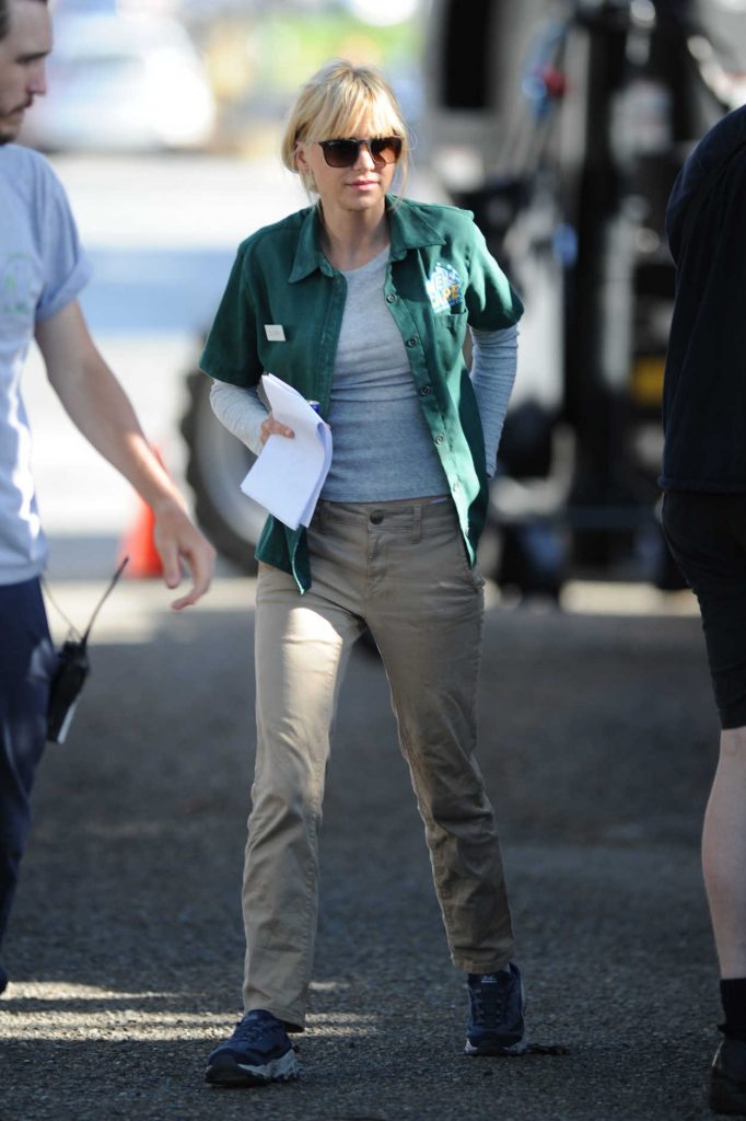 Anna Faris Arrives on the Overboard Set in Canada 06/10/2017-3