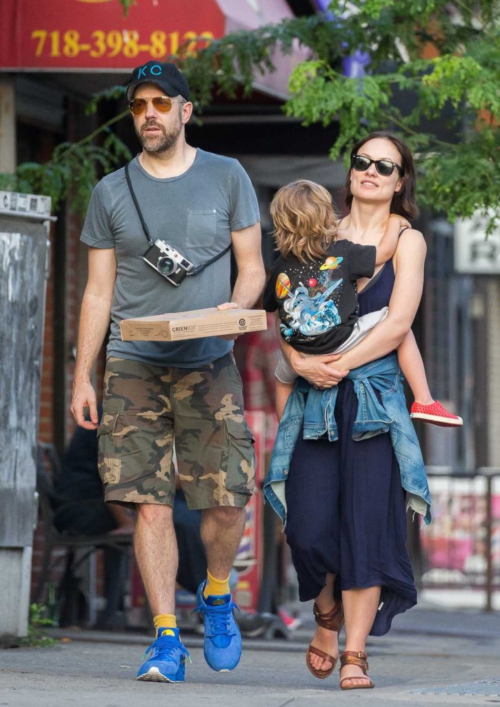 Olivia Wilde Goes Out to a Local Brooklyn Pizza Restaurant in New York 06/18/2017-4