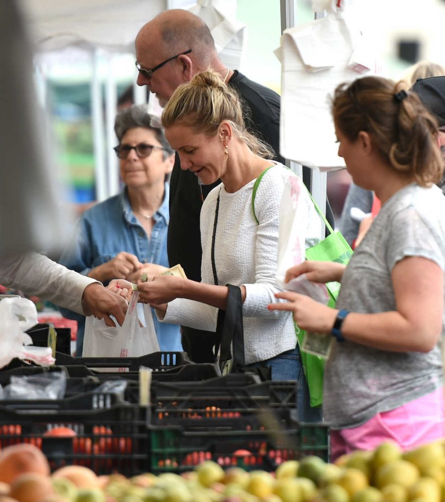 Cameron Diaz Was Seen at the Farmers Market in Los Angeles 07/02/2017-2