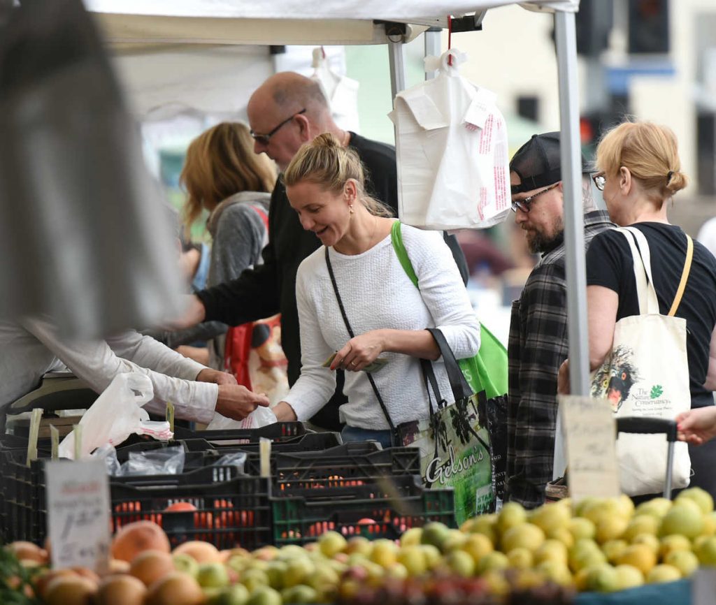 Cameron Diaz Was Seen at the Farmers Market in Los Angeles 07/02/2017-3