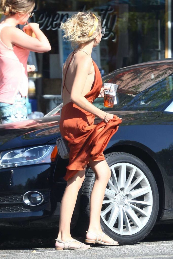 Sarah Hyland Was Seen Out in Studio City 06/30/2017-4