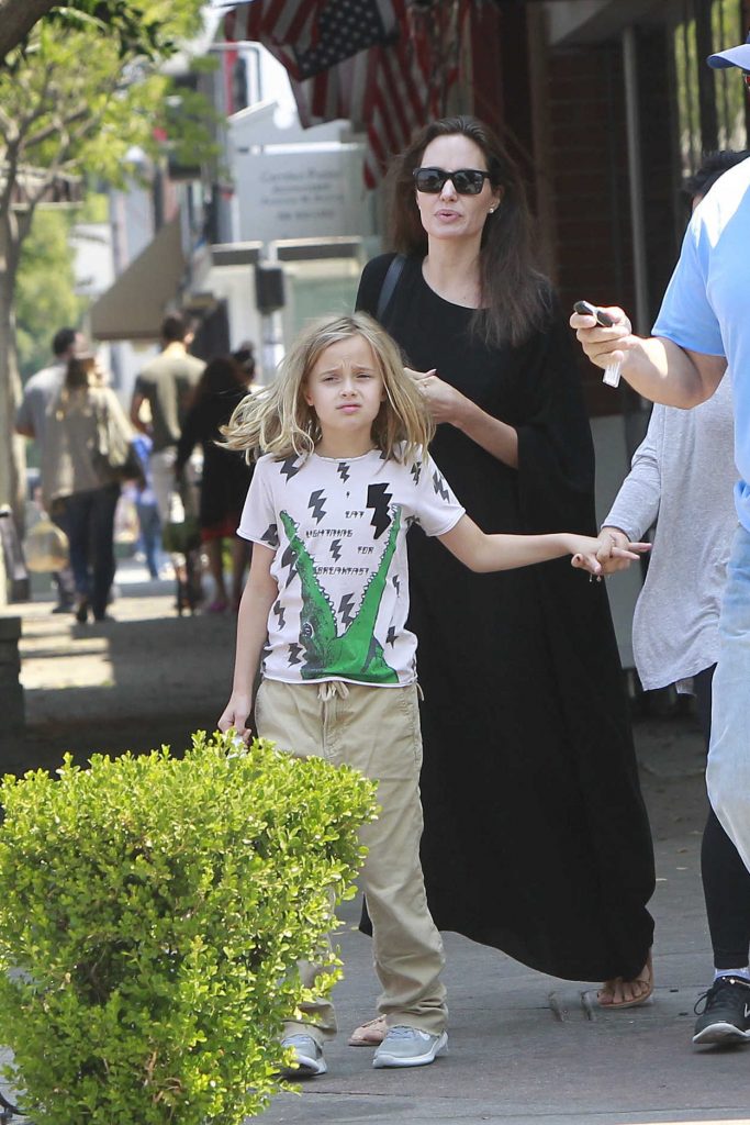 Angelina Jolie Takes Shiloh and Vivienne to a Candy Store in Los Angeles 08/16/2017-1
