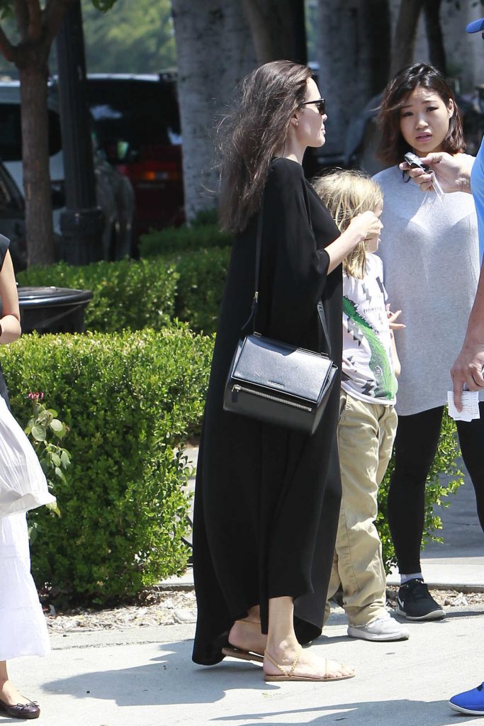 Angelina Jolie Takes Shiloh and Vivienne to a Candy Store in Los Angeles 08/16/2017-3