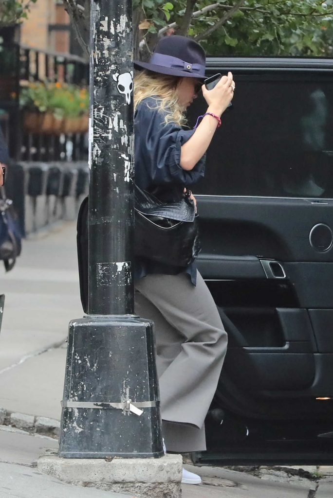 Ashley Olsen Leaves an Office Building in New York City 08/22/2017-3