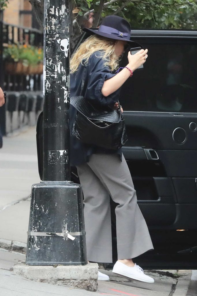 Ashley Olsen Leaves an Office Building in New York City 08/22/2017-4