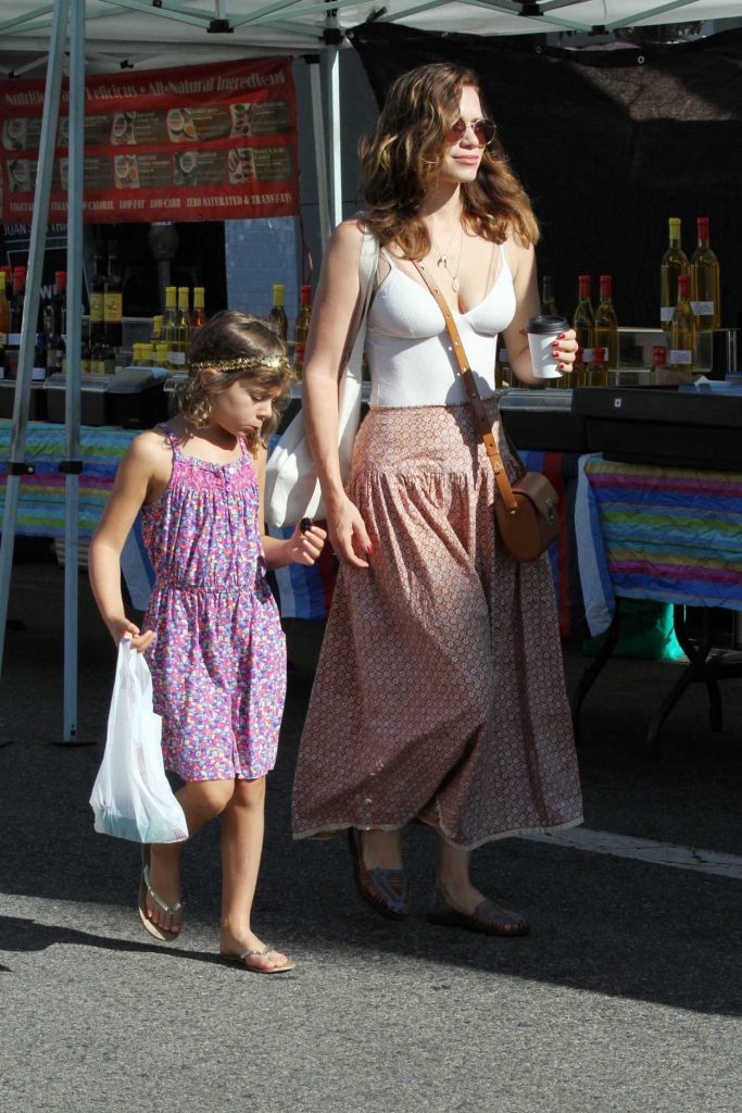 Bethany Joy Lenz Shops at the Farmers Market in Studio City With Her Daughter 08/27/2017-4