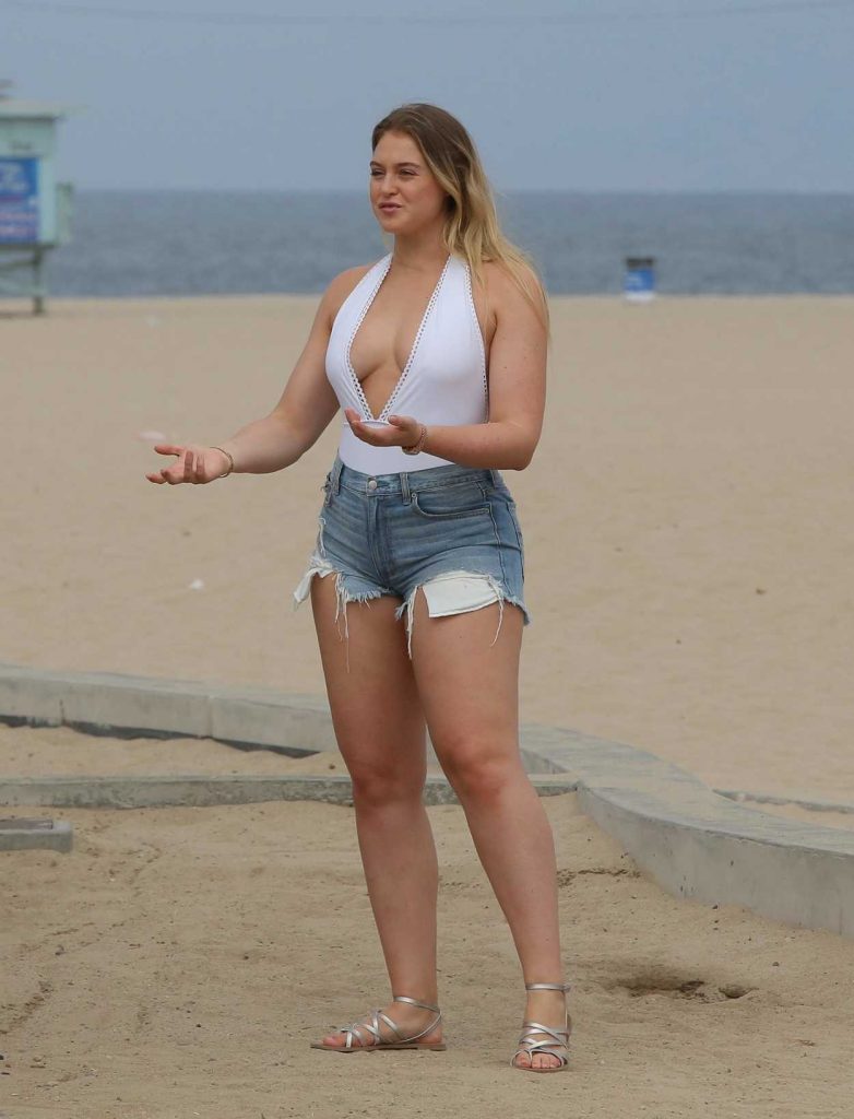 Iskra Lawrence Films a Project at Venice Beach in LA 08/14/2017-1