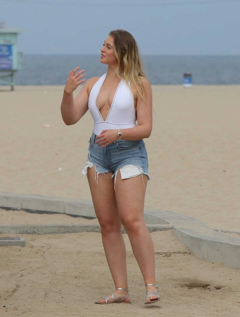Iskra Lawrence Films a Project at Venice Beach in LA 08/14/2017-2