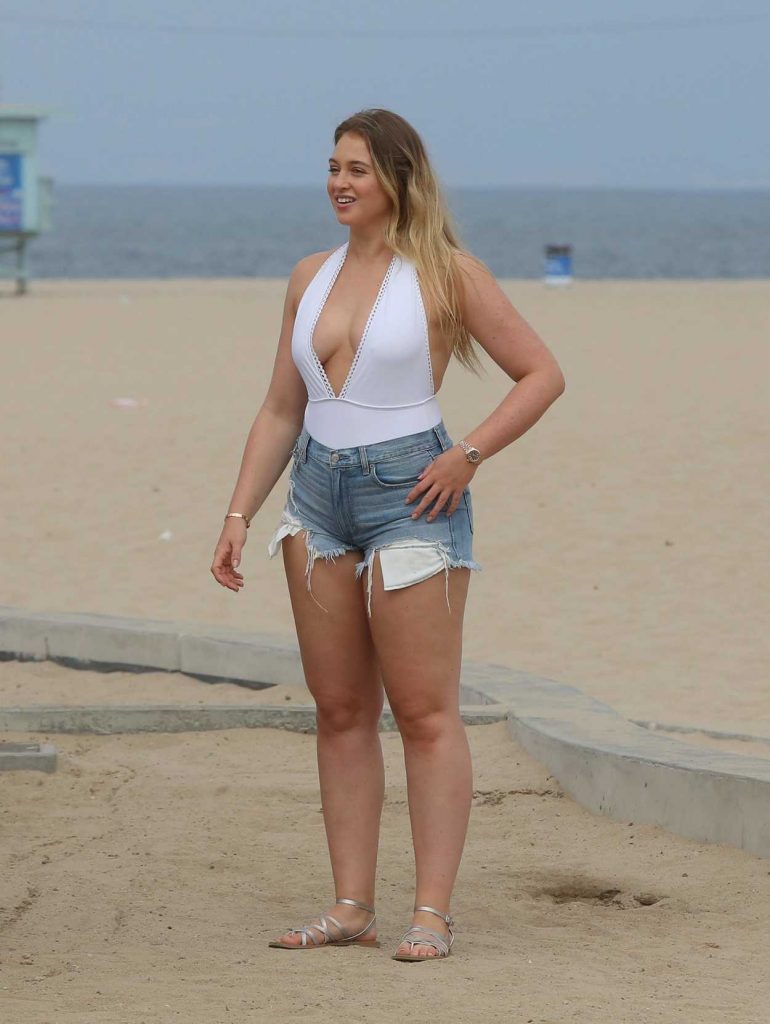 Iskra Lawrence Films a Project at Venice Beach in LA 08/14/2017-3