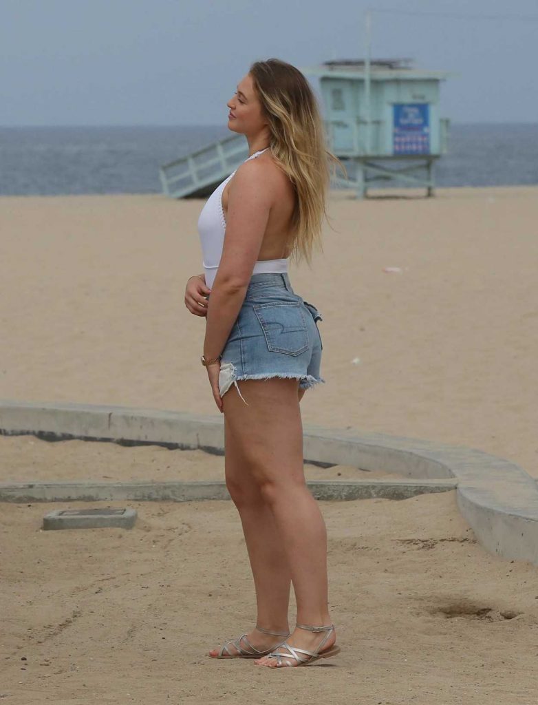 Iskra Lawrence Films a Project at Venice Beach in LA 08/14/2017-4