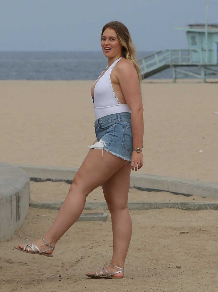 Iskra Lawrence Films a Project at Venice Beach in LA 08/14/2017-5