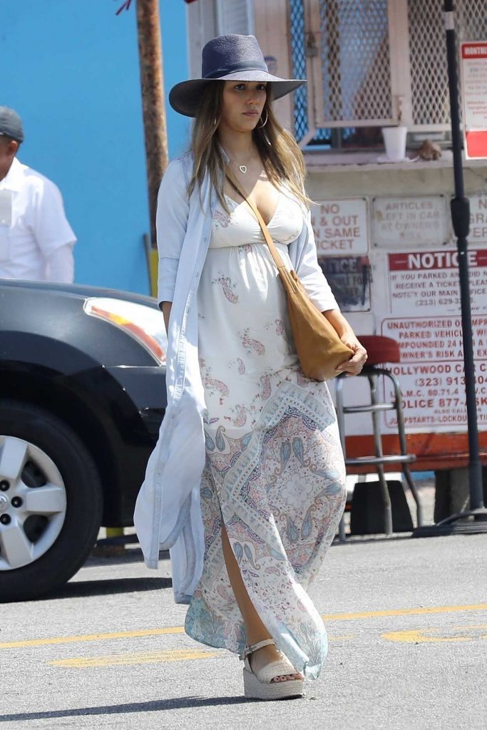 Jessica Alba Goes Flower Shopping in LA 08/26/2017-2