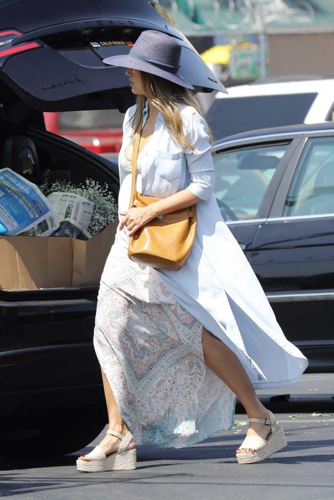 Jessica Alba Goes Flower Shopping in LA 08/26/2017-5