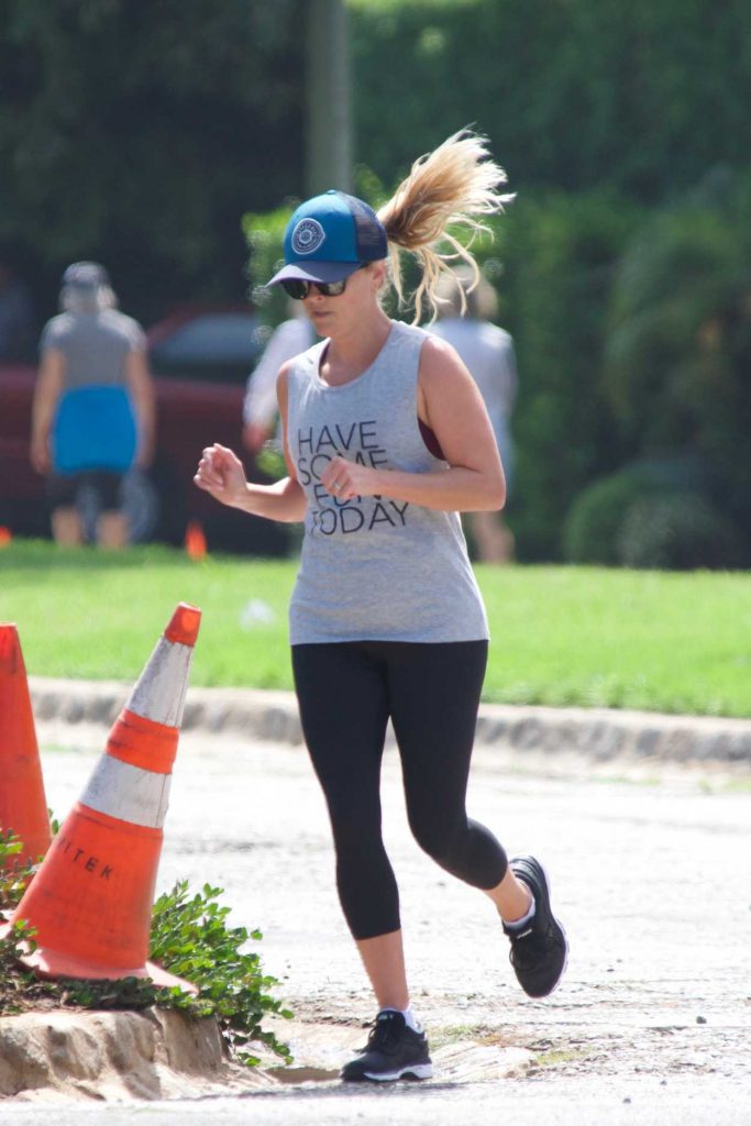 Reese Witherspoon Out for a Jog in Brentwood 08/27/2017-1