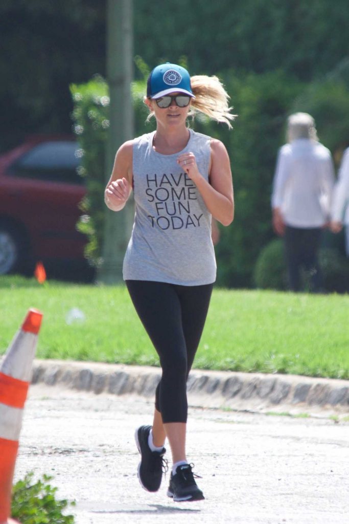 Reese Witherspoon Out for a Jog in Brentwood 08/27/2017-3