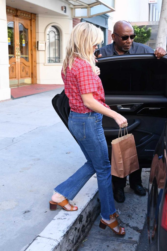 Reese Witherspoon Stops by a Local Pharmacy in Los Angeles 08/25/2017-5
