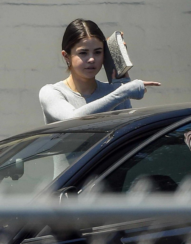 Selena Gomez Visits a Therapists Office in Los Angeles 08/22/2017-5