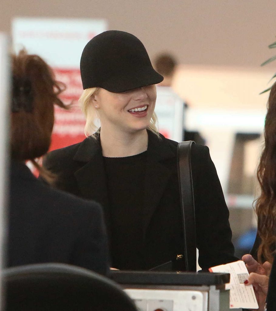 Emma Stone Was Spotted at Toronto Pearson International Airport in Toronto 09/11/2017-4