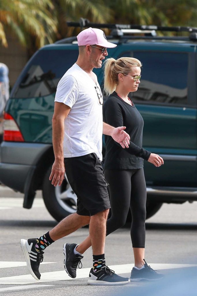 Reese Witherspoon Was Seen Out With Jim Toth in Brentwood 09/14/2017-4