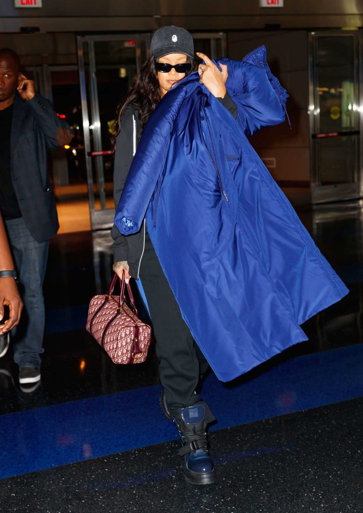 Rihanna Arrives at JFK Airport in New York City 09/17/2017-5