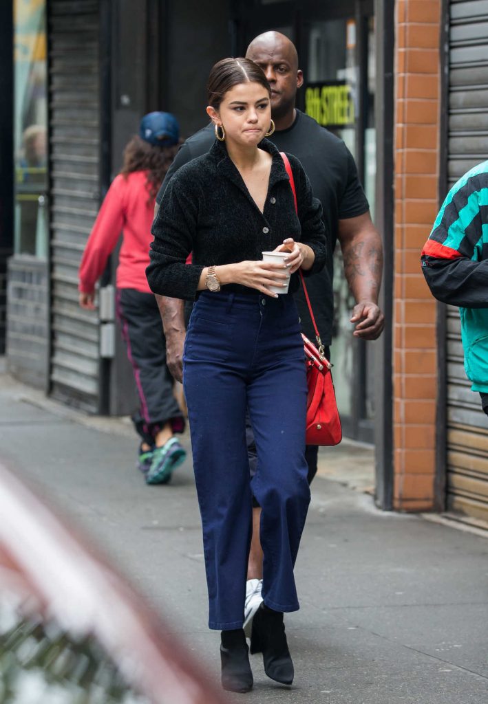 Selena Gomez Visits a Pet Shop on a Rainy Day in West Village, NYC 09/03/2017-3