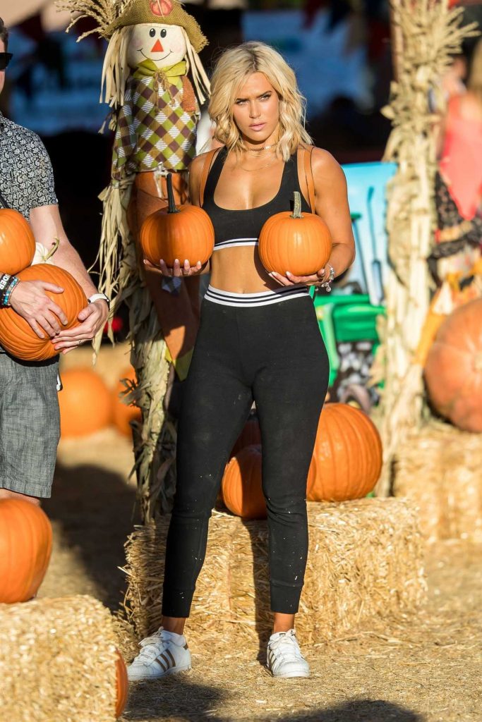 CJ Perry Was Seen at Tina's Pumpkin Patch in Los Angeles 10/25/2017-5