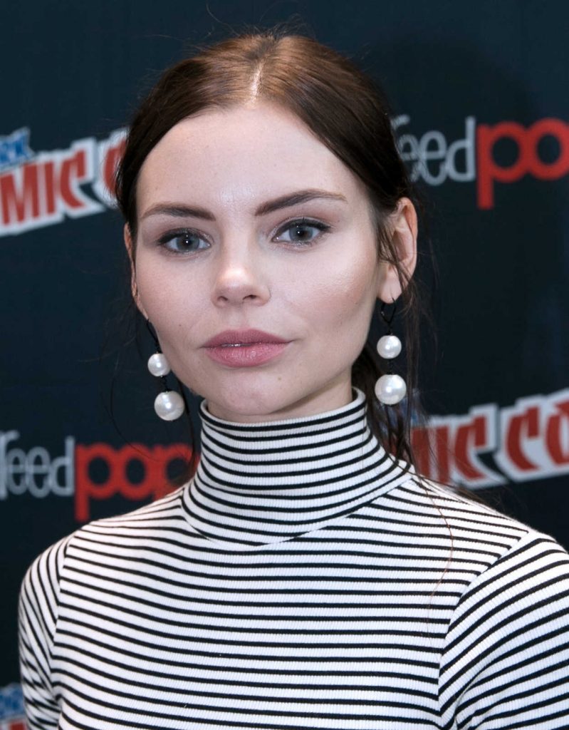 Eline Powell at the Siren Photocall at New York Comic Con in New York City 10/07/2017-4