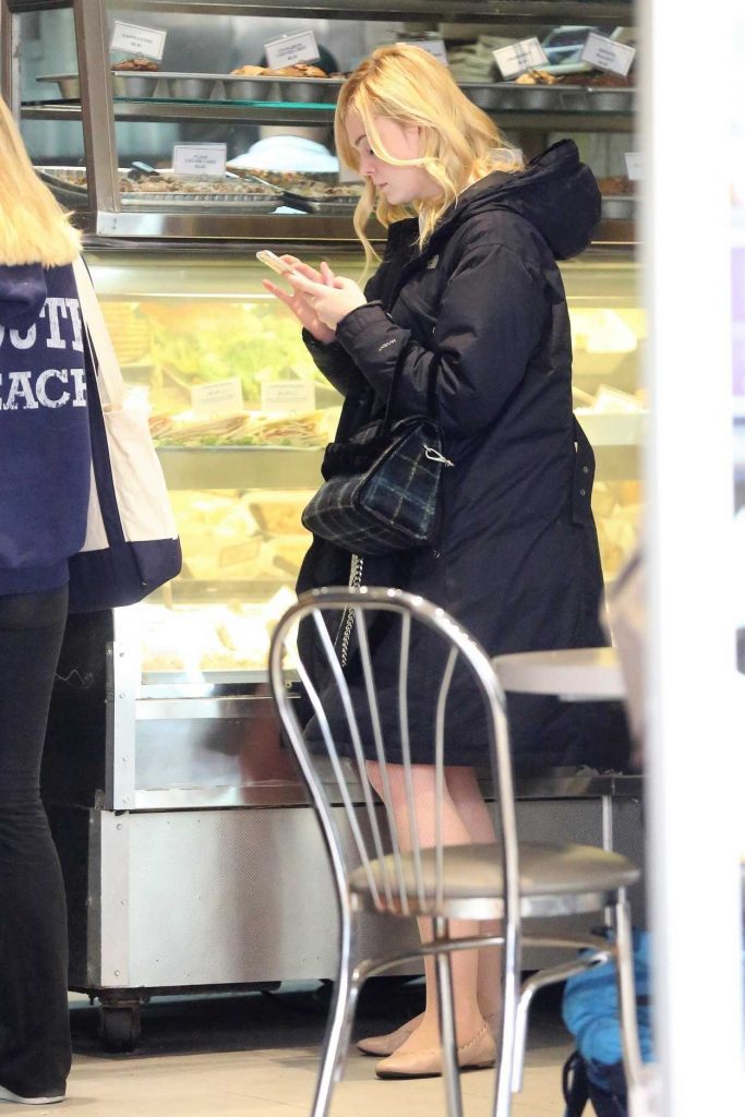 Elle Fanning Grabs a Bagel Out in NYC 10/18/2017-1