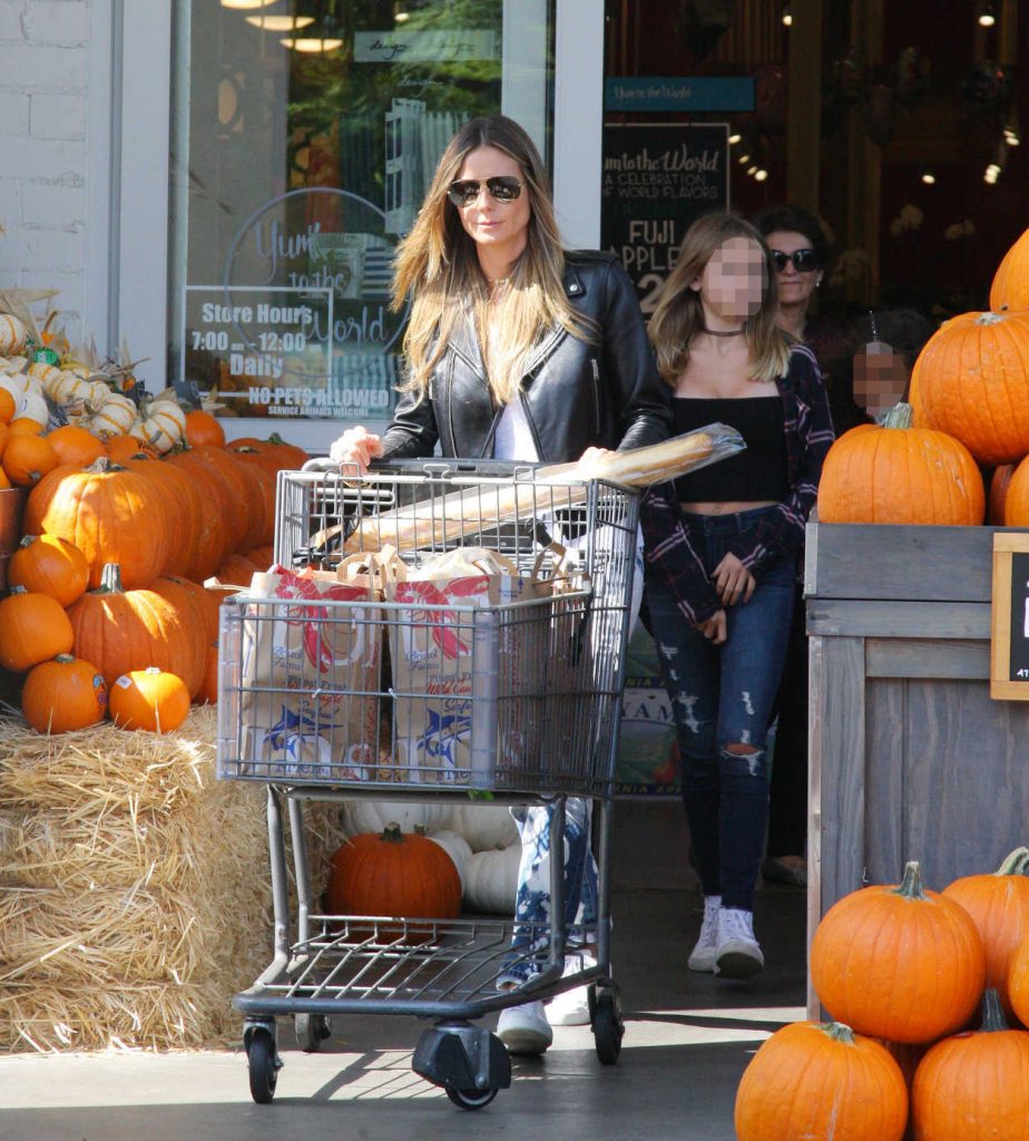 Heidi Klum Goes for a Grocery Shopping in Los Angeles 10/01/2017-4