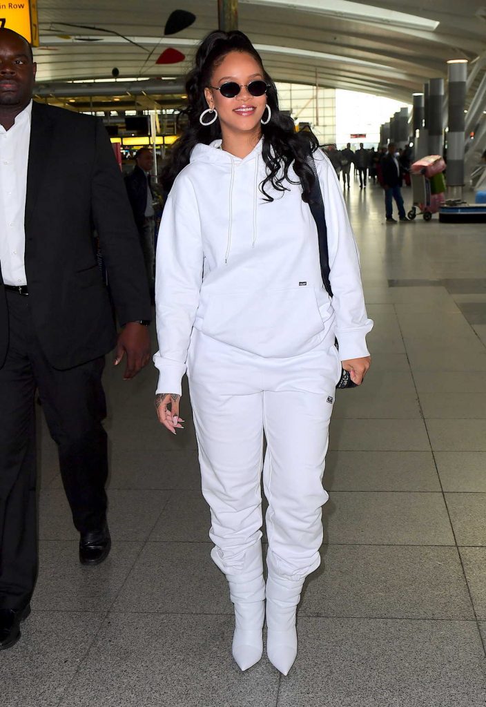 Rihanna Arrives at JFK Airport in New York City 10/13/2017-2