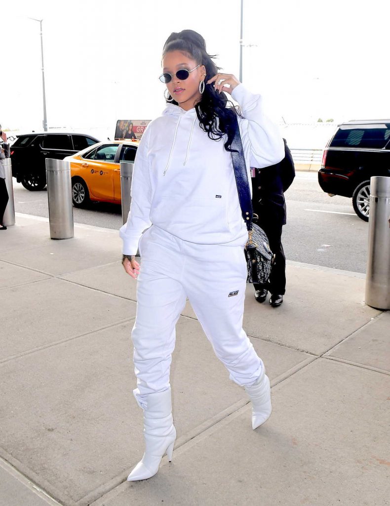 Rihanna Arrives at JFK Airport in New York City 10/13/2017-4