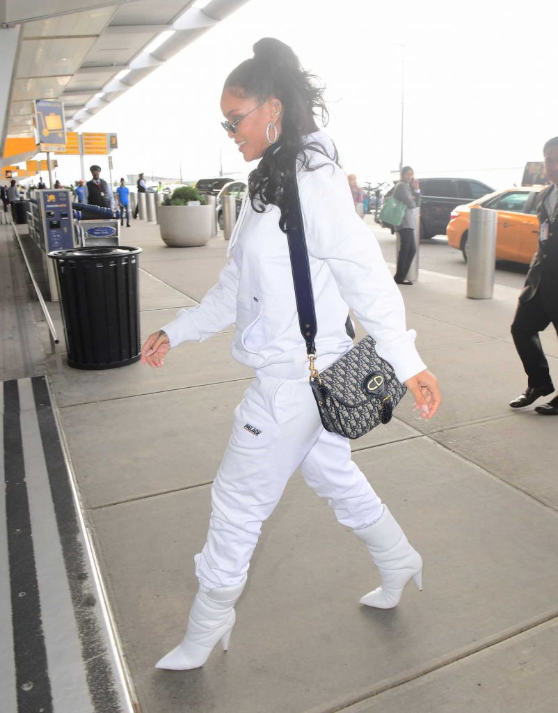 Rihanna Arrives at JFK Airport in New York City 10/13/2017-5