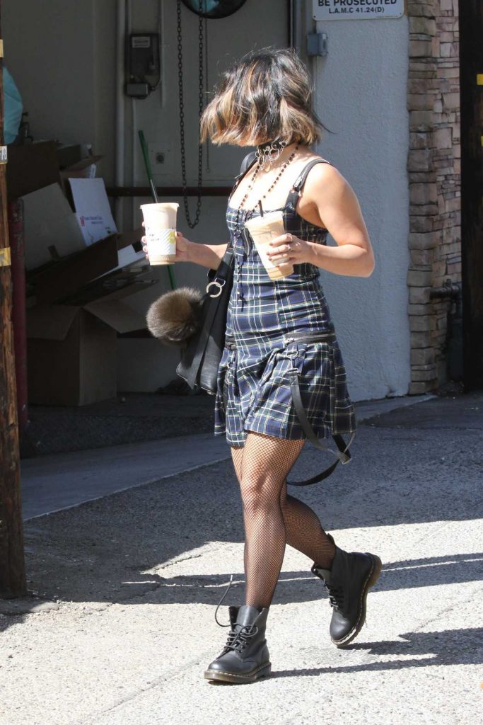 Vanessa Hudgens Gets Coffee in Los Angeles 10/08/2017-3